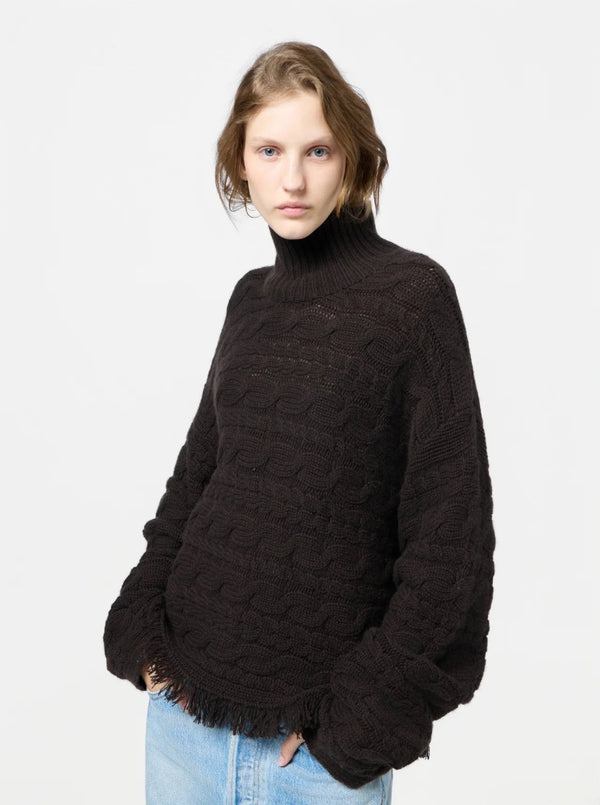 CROPPED CABLE TURTLENECK IN BURNT COCOA