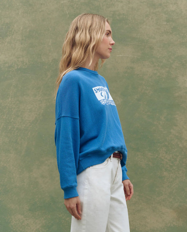 THE TEAMMATE SWEATSHIRT SMOOTH SAILIN GRAPHIC IN POOL BLUE