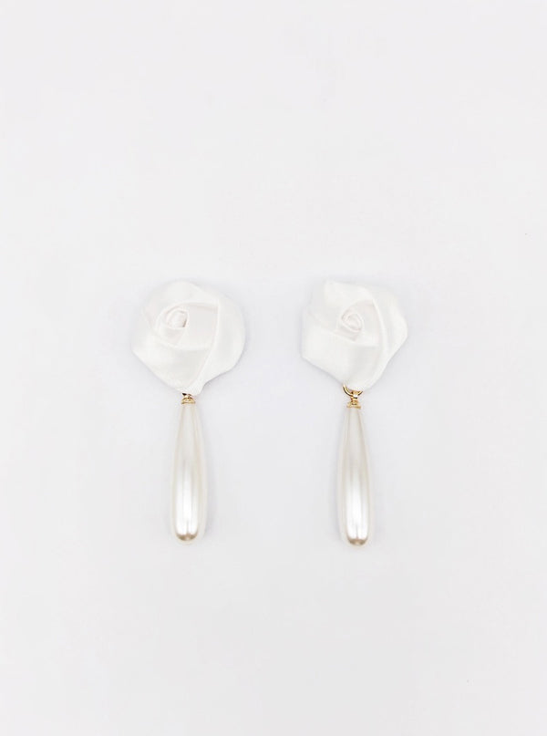 Rosette Pearl Pendant Earring in White