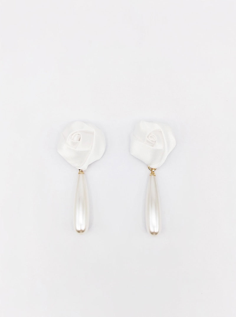 Rosette Pearl Pendant Earring in White