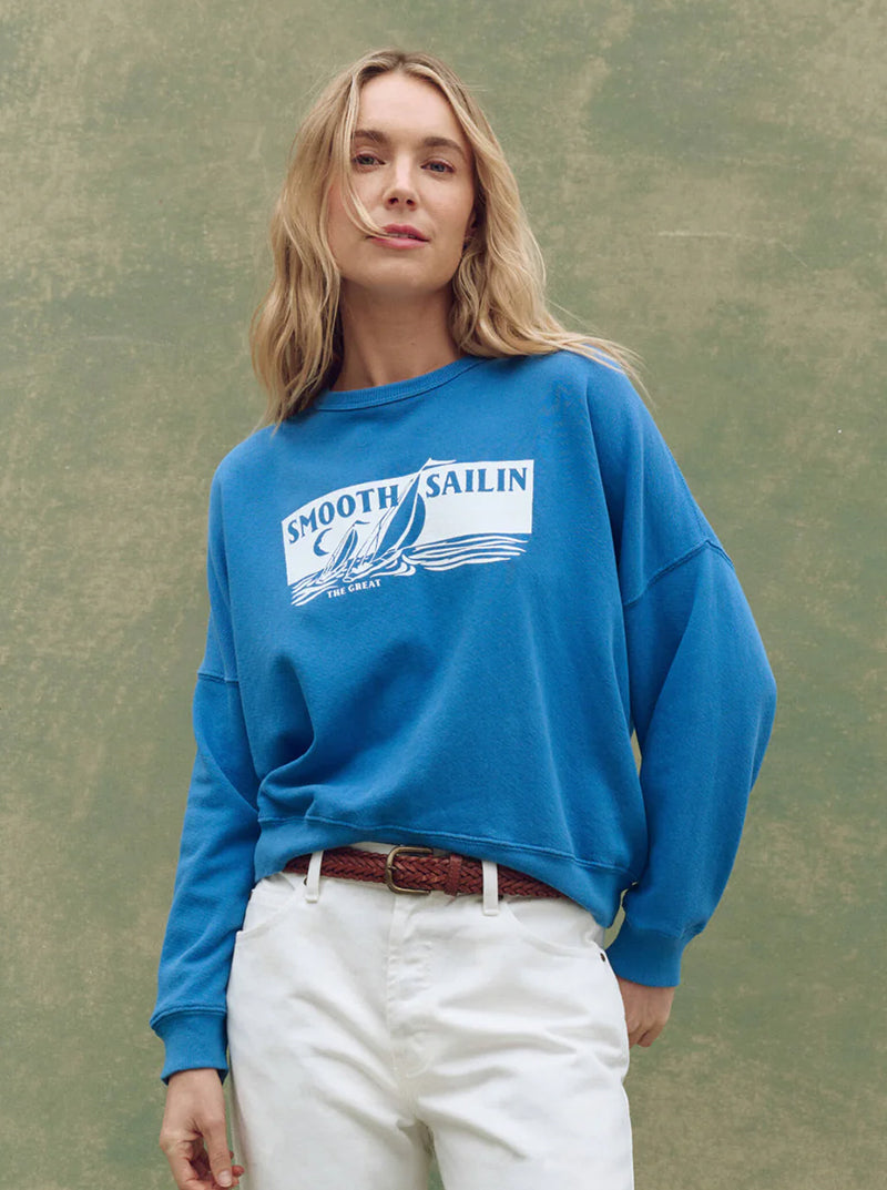 THE TEAMMATE SWEATSHIRT SMOOTH SAILIN GRAPHIC IN POOL BLUE